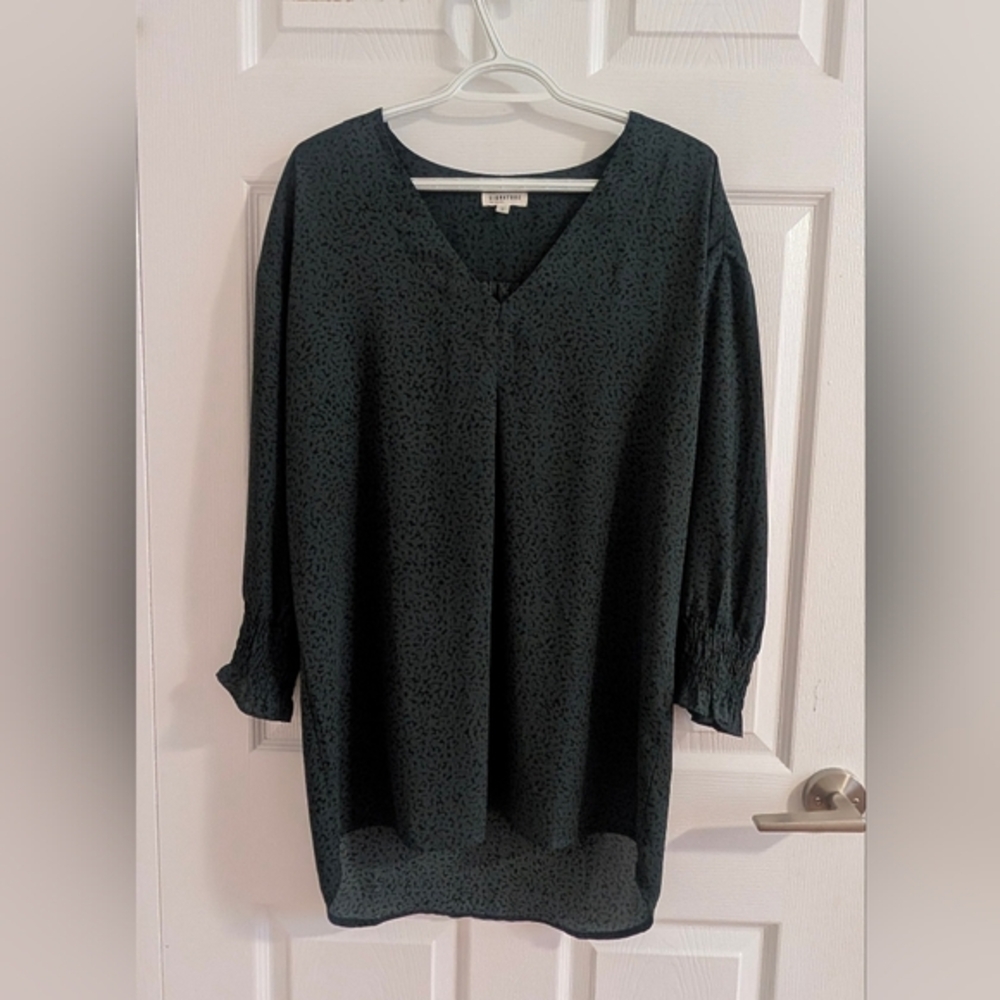 Reitmans Signature Dark Green Animal Print V-Neck Blouse Smocked Cuff Pullover M